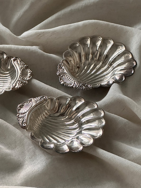 Plat sur pied en forme de coquillage