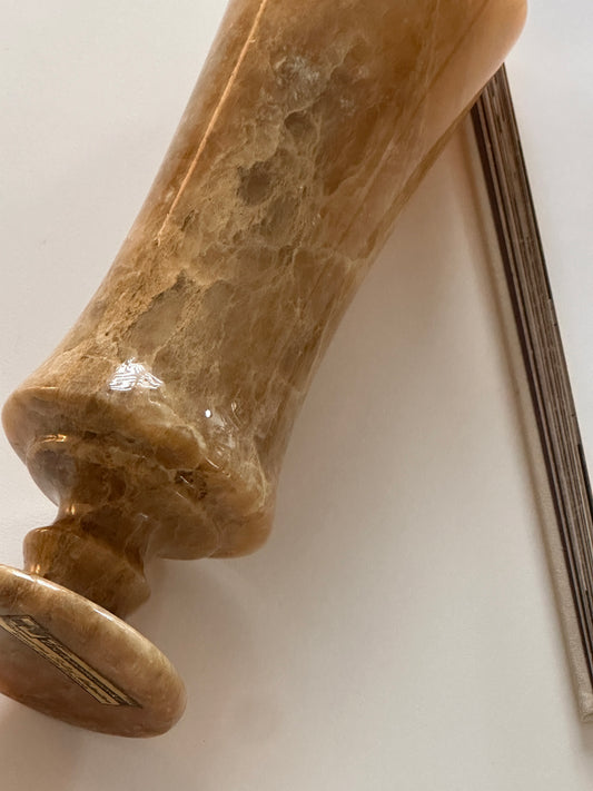 Vase sur piédestal en onyx miel grec