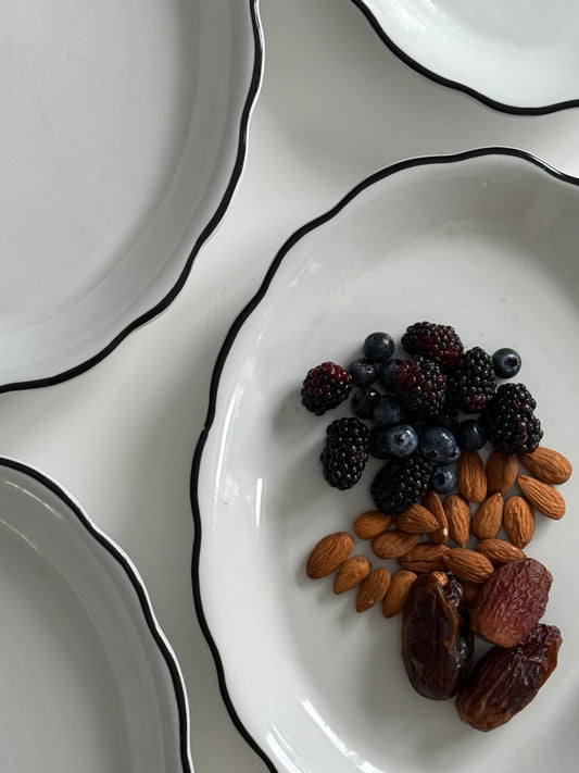 Assiettes minimalistes en céramique blanche à bordure noire - Pologne (lot de 4)