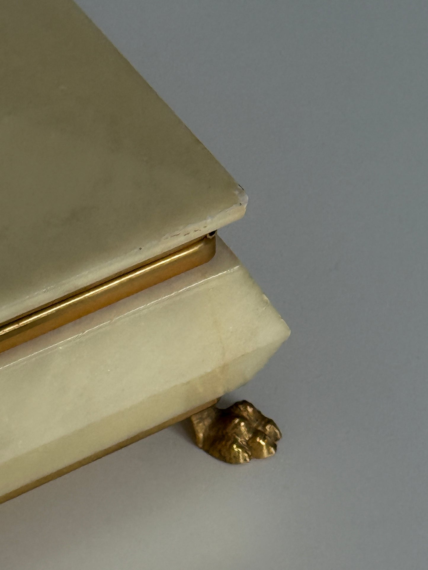 Boîte à bijoux italienne en albâtre sur pied, années 1960