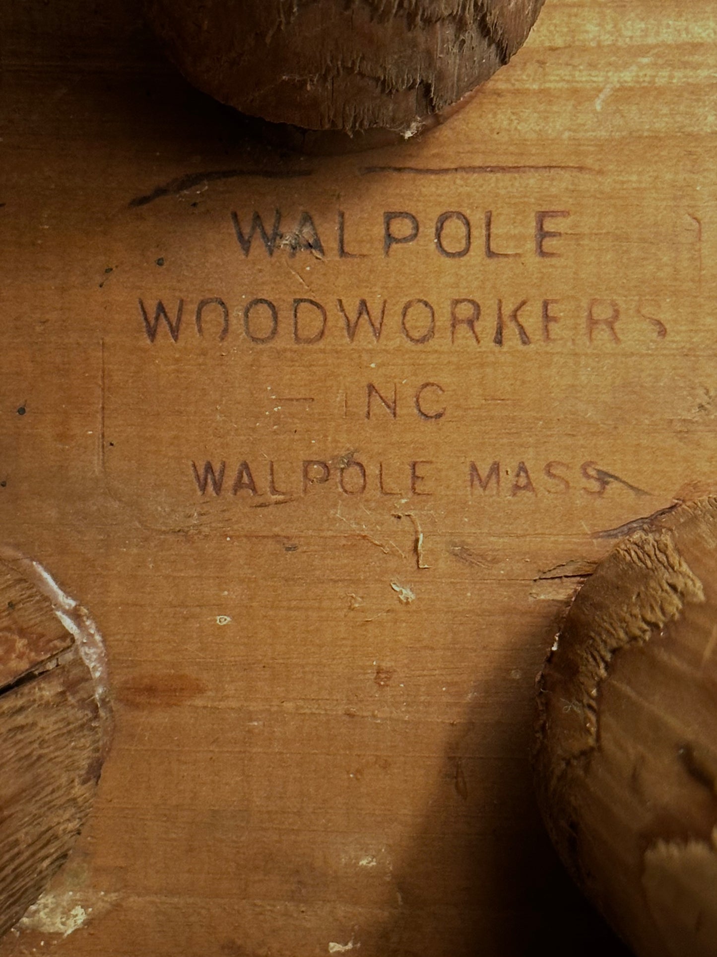 Tabouret trépied brutaliste